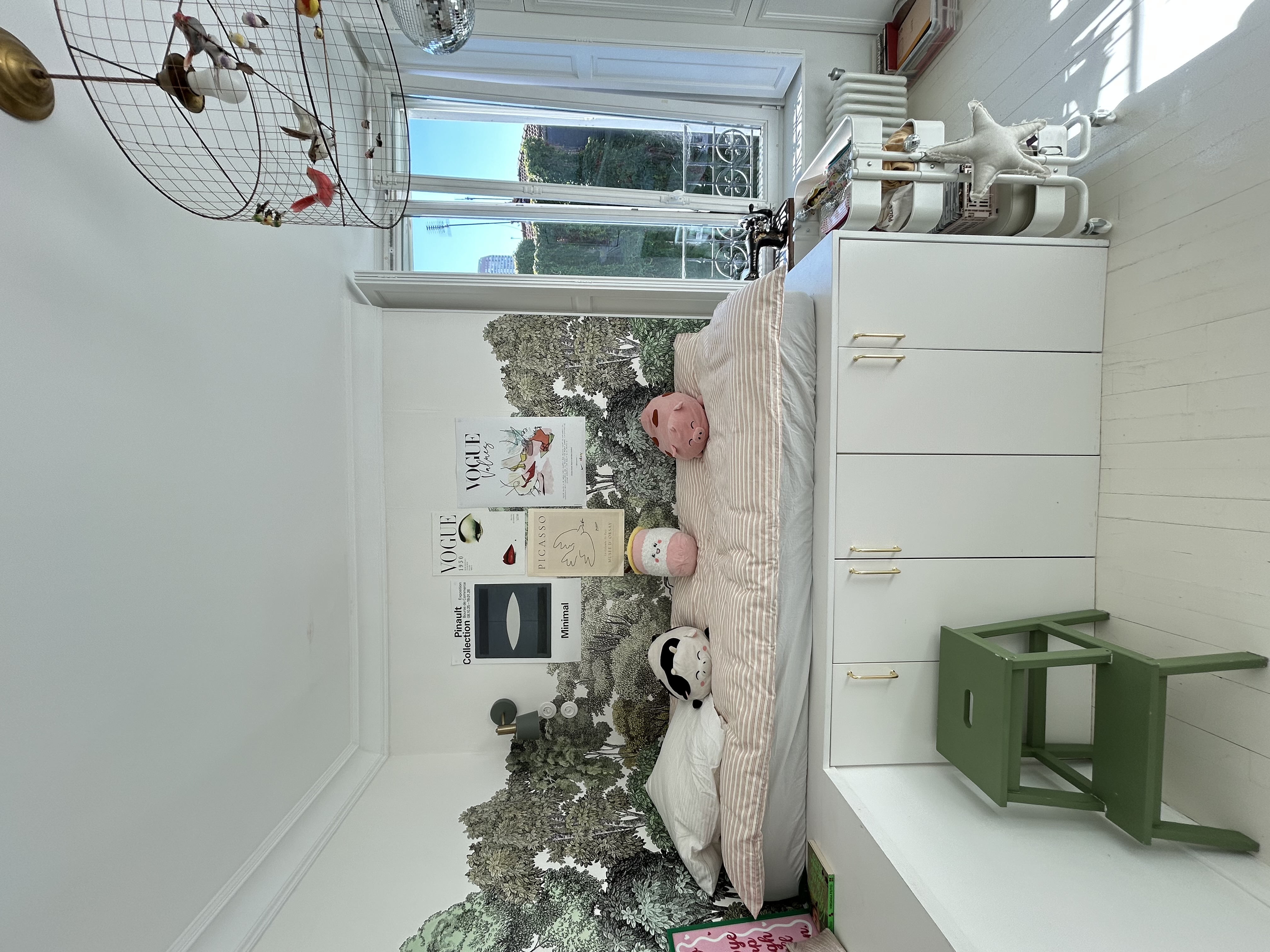 Belle chambre avec bureau, rangement dans une maison dans Paris