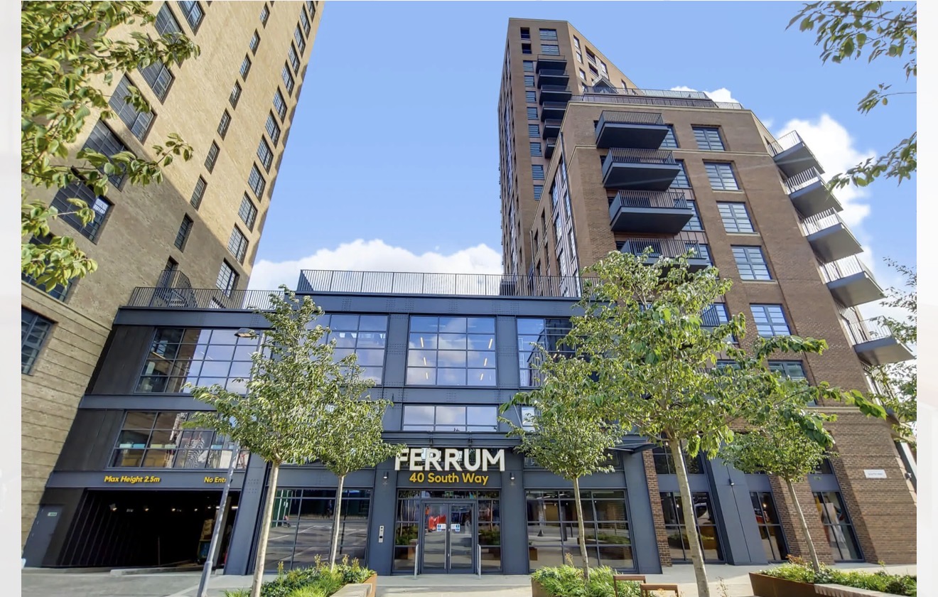 A spacious double room is available in a stunning 2-bedroom, 2-bathroom apartment.